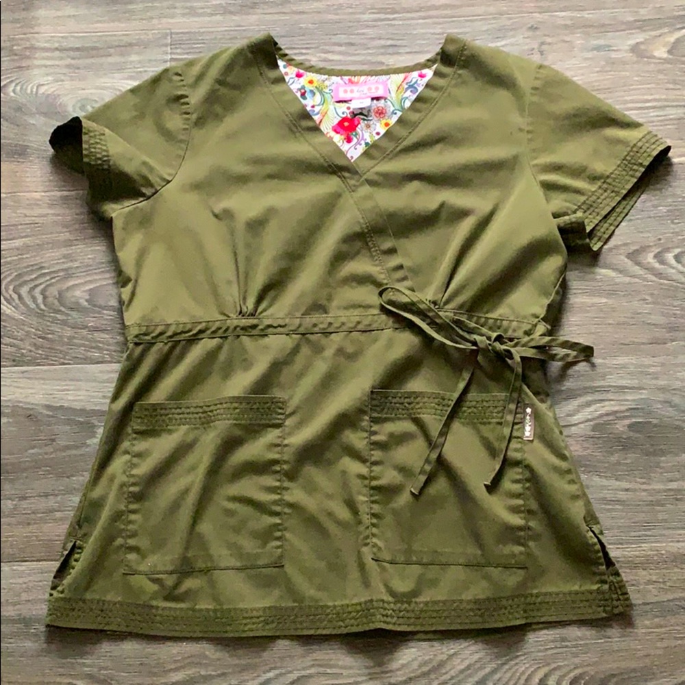 Army green koi scrub top. 🌱